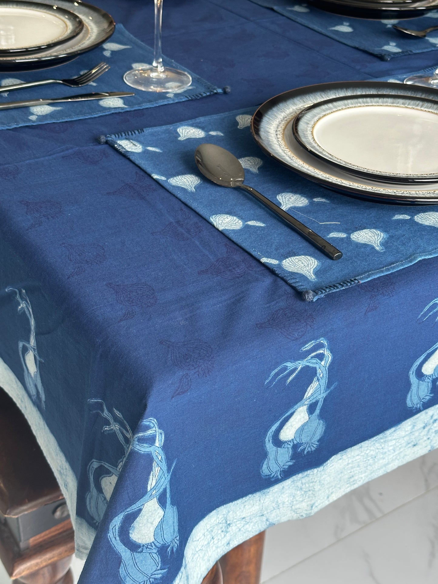 Aromatic Allium Tablecloth